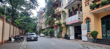 Bán gấp nhà đường Hoàng Quốc Việt dtsd 45m2, MT 4,5m, phân lô, ô tô tránh, giá 9.9 tỷ