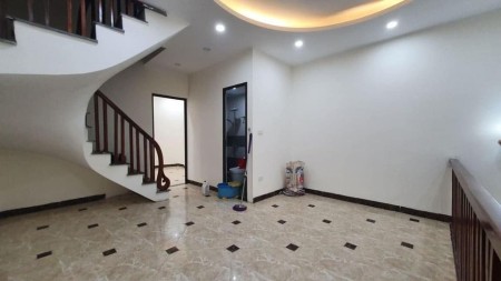 Chính chủ cần bán nhà đường Hoàng Mai rộng 10m ô tô bãi xe gần nhà yên tĩnh dt 45m, giá 3 tỷ