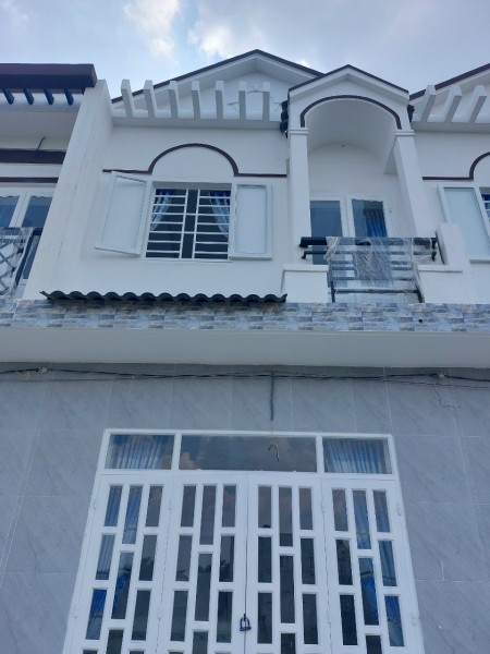 Nhà đẹp gần ngã 3 Mỹ Hạnh giá chỉ 600 triệu đồng, tiện ích xung quanh đầy đủ