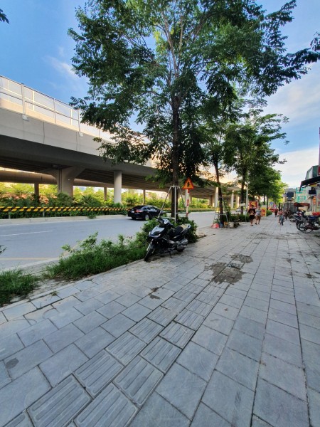 Cho thuê nhà 5 tầng mặt đường Phạm Văn Đồng, phù hợp kinh doanh và ở