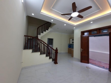 Bán nhà Ngọc Thuỵ ngõ rộng ô tô đỗ cổng 40m 5 tầng đúc hướng Đông Nam