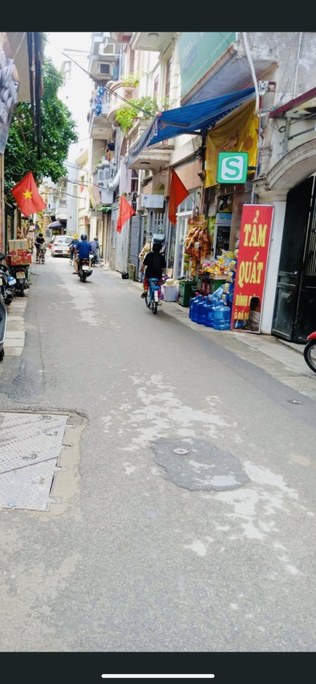 Gấp gấp bán ngay nhà Lạc Long Quân ngõ nông DT 40m², giá chỉ 4,99 tỷ thiết kế hiện đại