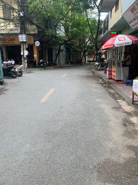 Bán nhà 3 tầng Cù Chính Lan, ô tô đỗ cửa, giá chỉ hơn 8 tỷ, khu an ninh