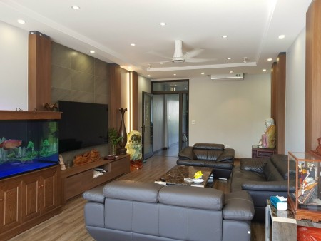 Chủ nhờ Bán nhà em MP Ngô Gia Tự, 50m2 X 6t. ô tô vào nhà, gần mặt phố .Giá 10 tỷ.