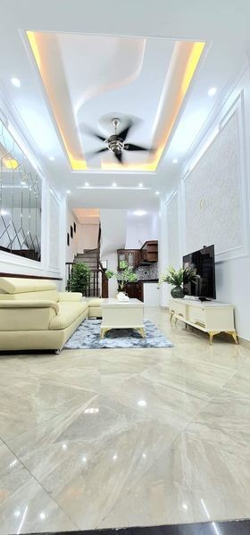 Hiếm nhà phố Tân Mai dtsd 32m2 6 tầng đủ công năng giá bán 3.9 tỷ, sổ sẵn