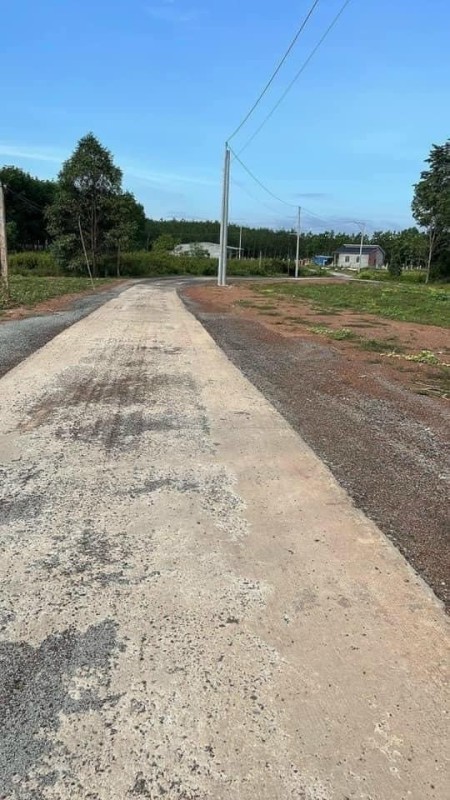 Bán đất dân đông, gần chợ, trường , UBND, sổ sẵn, DT 250m2, thổ cư, đường lớn, giá 570 triệu
