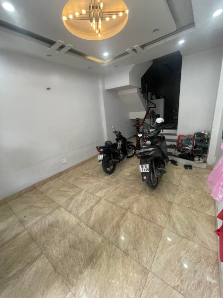 Bán gấp nhà hẻm xe cách mặt tiền Nguyễn Duy Trinh, 40m, Quận 2 giá 10.8 tỷ, thương lượng mạnh