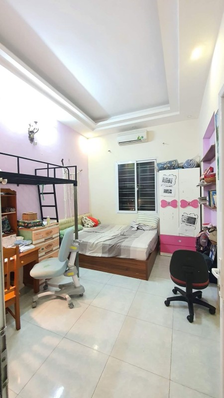 Bán nhà ngõ ô tô quận Cầu Giấy, thiết kế đẹp, mặt tiền rộng, ngõ thông ra phố