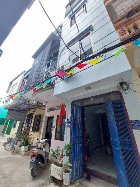 Bán nhà DT 40m xây 4 tầng, giá hơn 2 tỷ, ô tô đỗ cửa đường thông thoáng