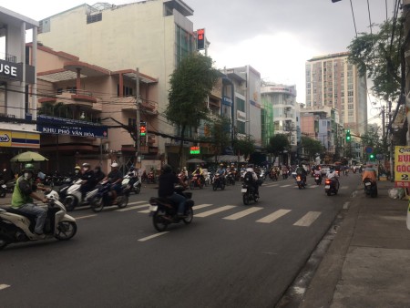 Cho thuê toà nhà cực rộng ngay trung tâm thành phố gần Điện Biên Phủ, giá tốt