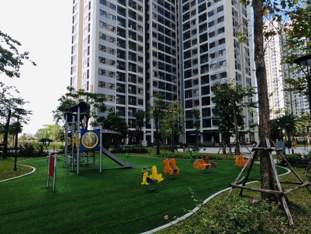 Bán gấp 2 CH Vinhomes Grand Park 2PN 1WC giá 2.1 tỷ và 2PN + , 69m2, 2.45 tỷ view sông thoáng mát
