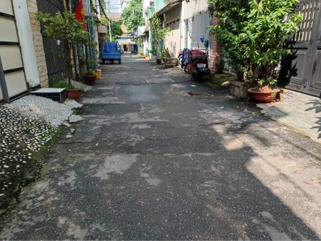Bao giá khu vực Tân Phú nhà chính chủ từ năm 1990 dt 75m2 3 tầng bê tông chắc chắn, giá 9 tỷ