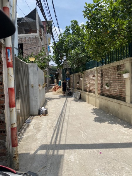 Bán nhà nguyên căn đường Thạch Bàn khu an ninh, DT 40m² x 4 tầng, giá 3,4 tỷ đồng