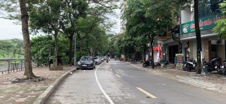 Bán nhà Mặt Phố Nguyễn Đình Hoàn 6 tầng Thanh Máy kinh doanh bất chấp giá nhỉnh 18 tỷ