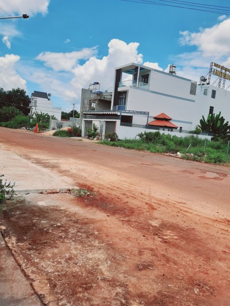 Cần bán gấp nhà đất ở TX Bình Long nằm trong khu dân cư đông