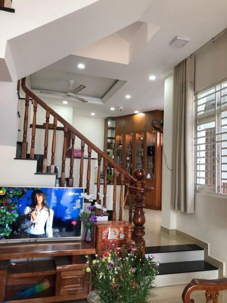 Bán nhà ngay Phạm Văn Đồng nhà đẹp có sân vườn mát mẻ, DT 80m²