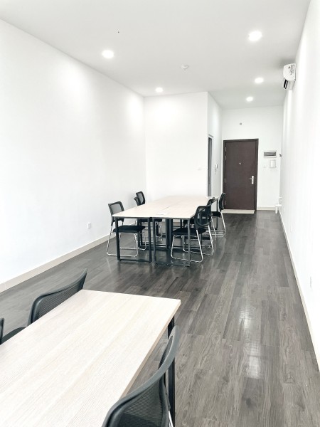 Chính chủ - Cho thuê văn phòng 40m2, có sẵn bàn ghế, ngay MT Mai Chí Thọ, quận 2