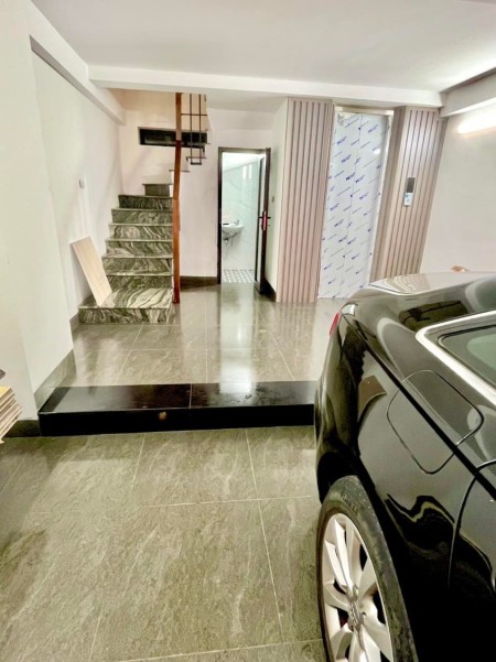 Nhà mới xây 6 tầng có thang máy ngõ ô tô tránh nhau vô tư, giá 15 tỷ đồng