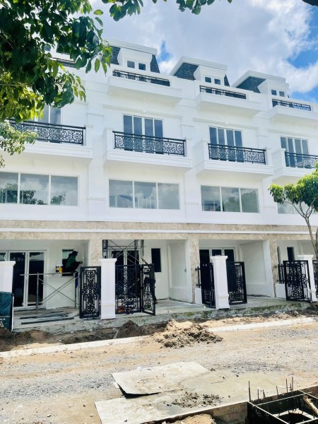 Bán nhà phố mặt tiền Quốc Lộ 1A, thành phố Tân An, sổ hồng riêng bàn giao ngay