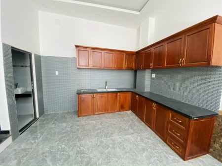 Cần sang nhượng lại căn nhà gần chợ Bình Chánh khu dân cư đông