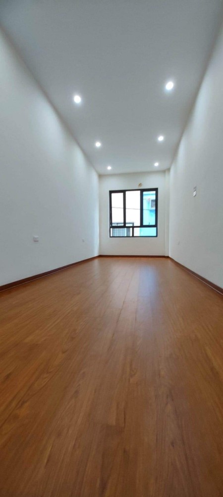 Bán nhà riêng chính chủ phố Đê La Thành, DTSD 33m² x 5 tầng, MT 3m, giá chỉ 7 tỷ