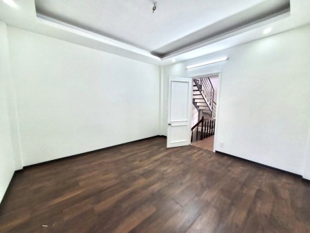 Bán nhà Tây Hồ - Tứ Liên - Lạc Long Quân DT 35m2 - 5 Tầng - MT 3.3m. Giá nhình 5 tỷ. Ngõ thông. Ô