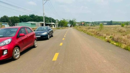 Bán gấp đất mặt tiền đường nhựa 8m, sát chợ gần trường học và ủy ban, và các khu công nghiệp lớn