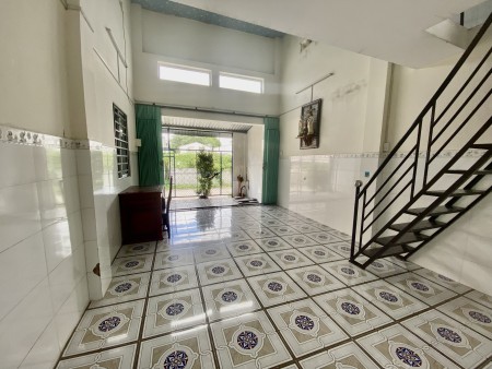 Nhà MẶT TIỀN nguyên căn, MỚI 99,9%, nhà mát rượi không cần máy lạnh, gần chợ sáng Tân Phú Trung