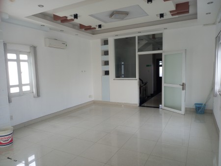 Cho thuê văn phòng 55 m2 tại Quận 7. Không có phí quản lý và miễn phí giữ xe.