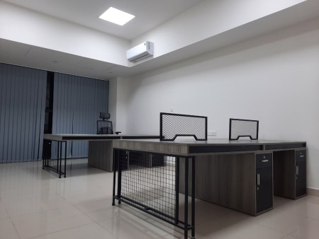 Chính chủ cho thuê văn phòng 42m2 có sẵn bàn ghế làm việc tại Tòa nhà The Sun Avenue Quận 2