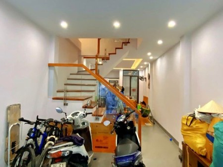 Cần bán gấp nhà Hoàng Quốc Việt DT 53m² x 4 tầng nhỉnh giá 5 tỷ đồng