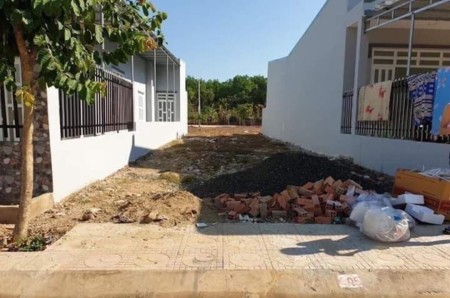 Cần tiền đầu tư nhà yến nên bán gấp lô thổ cư 100m2 đất ngay Tân Uyên giá 650tr.