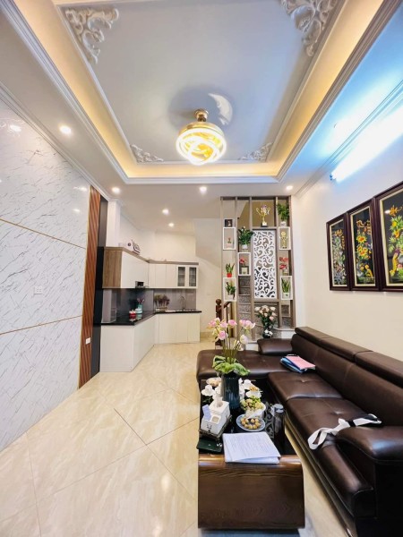 Siêu phẩm nhà Hoàng Mai DT 30m² x 5 tầng nhà mới, ngõ thông, sát đường oto giá chỉ 3,6 tỷ