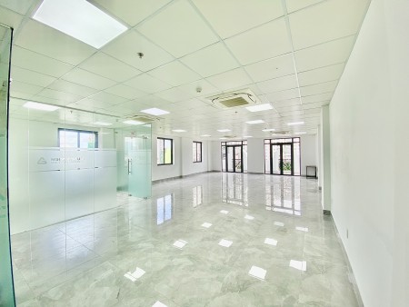 Cho thuê văn phòng diện tích 136m2, view đẹp, giá tốt, tiện ích đủ