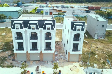 Bán gấp căn nhà 1 trệt 2 lầu ngay mặt tiền Huỳnh Văn Lũy, thuận lợi ở và kinh doanh