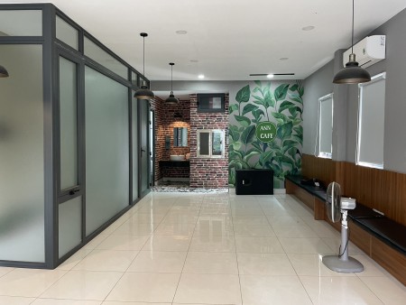 Cho thuê văn phòng lớn nguyên tầng trên lầu dt 50m2, giá 8 triệu/tháng