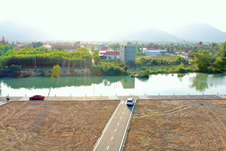 Đất view hồ giá rẻ dt 1038m2 (400m2 thổ) chỉ 561 triệu, ngay kdc, gần kcn Chơn Thành lh 0901.775.755
