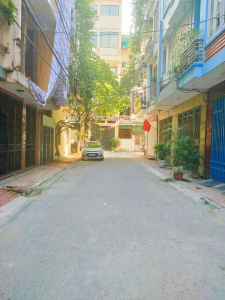Bán nhà trung tâm Cầu Giấy DT 68m² x 5 tầng, 10m ô tô nhà đẹp ở luôn, giá 5,75 tỷ