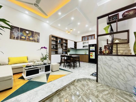 Bán nhà Trần Thái Tông, tặng full nội thất 5 sao, vị trí siêu đẹp