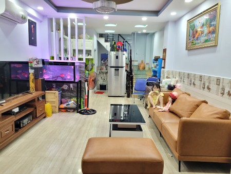 Nhà siêu đẹp Lạc Long Quân, diện tích 40m², 2 PN, giá chỉ 5,3 tỷ đồng, FULL nội thất