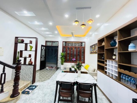chính chủ cần bán nhà vip ngõ ô tô kinh doanh tốt. hạ tầng hoàn thiện dân trí cao