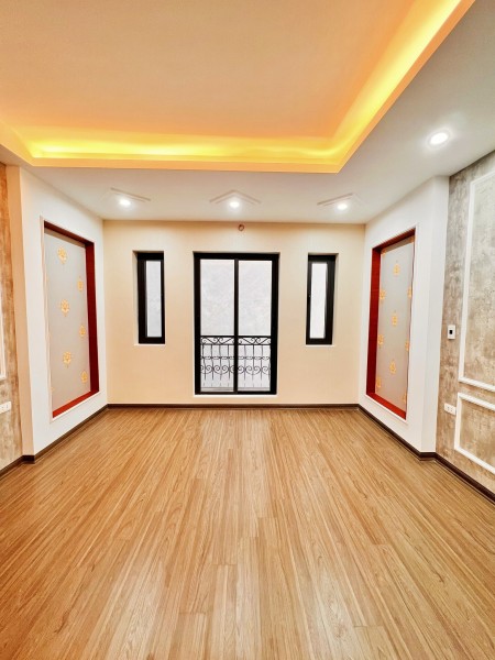 Bán nhà phân lô DTSD 45m² x 5 tầng thang máy phố Yên Lạc, Hà Nội nhỉnh giá 6 tỷ đồng