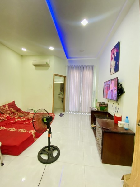 Bán nhà ngộp đường Lạc Long Quân, Tân Bình, 4 tầng DT 50m², giá cực rẻ