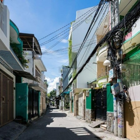 Bùng nổ giá bán nhà riêng, người mua gian nan "săn lùng" nhà trong ngõ