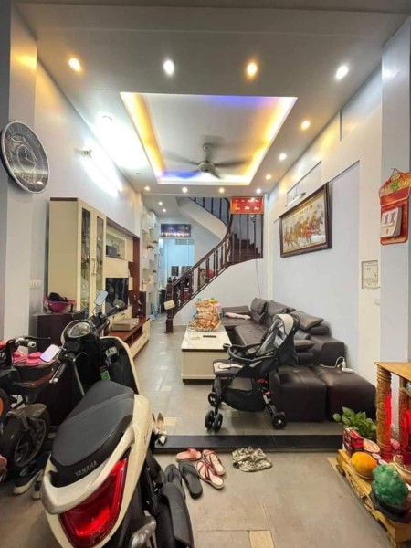 Bán gấp nhà Nguyễn Chí Thanh, hàng xóm Vincom ngõ thông 7 chỗ đỗ cửa, full nội thất