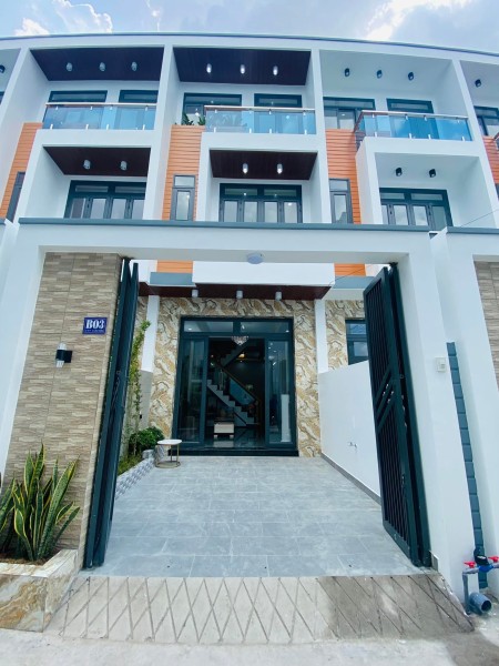 Bán nhà phố xây sẵn 1 trệt 2 lầu giá rẻ gần chợ Hưng Long Bình Chánh giá 2,4 tỷ