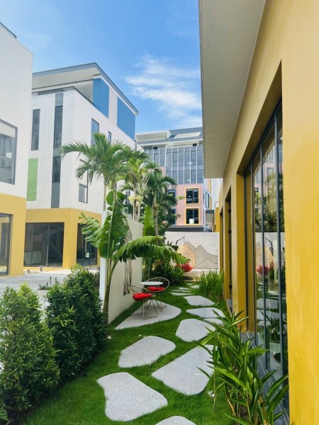 Bán nhà phố shophouse ngang 6,5 diện tích 94m2 3 tầng 1 tum 1 mặt tiền đường 13,5m TTHC TP Phú Quốc