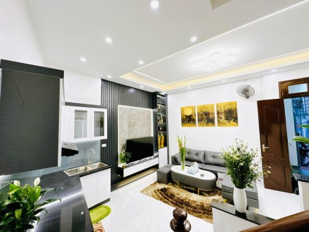 Bán nhà phố Ngô Gia Tự, ô tô tránh nhau cách nhà 10m, diện tích 32m2, giá 3.28 tỷ