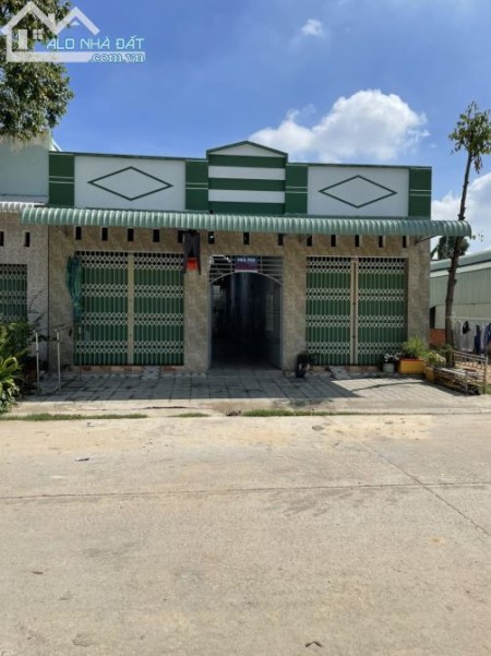 Lớn tuổi đi lại khó khăn nên cần bán miếng đất và dãy nhà trọ 16 phòng đang cho thuê kín để về quê
