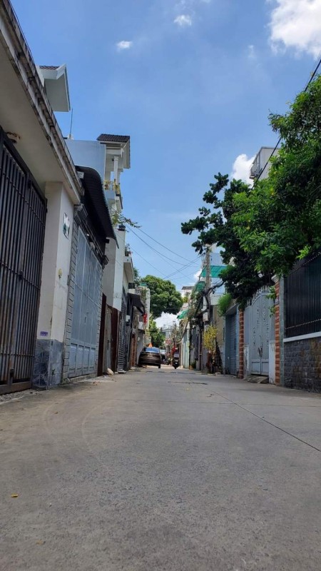Xe hơi ngủ trong nhà đường Nguyễn Thị Đặng, nhỉnh 4 tỷ